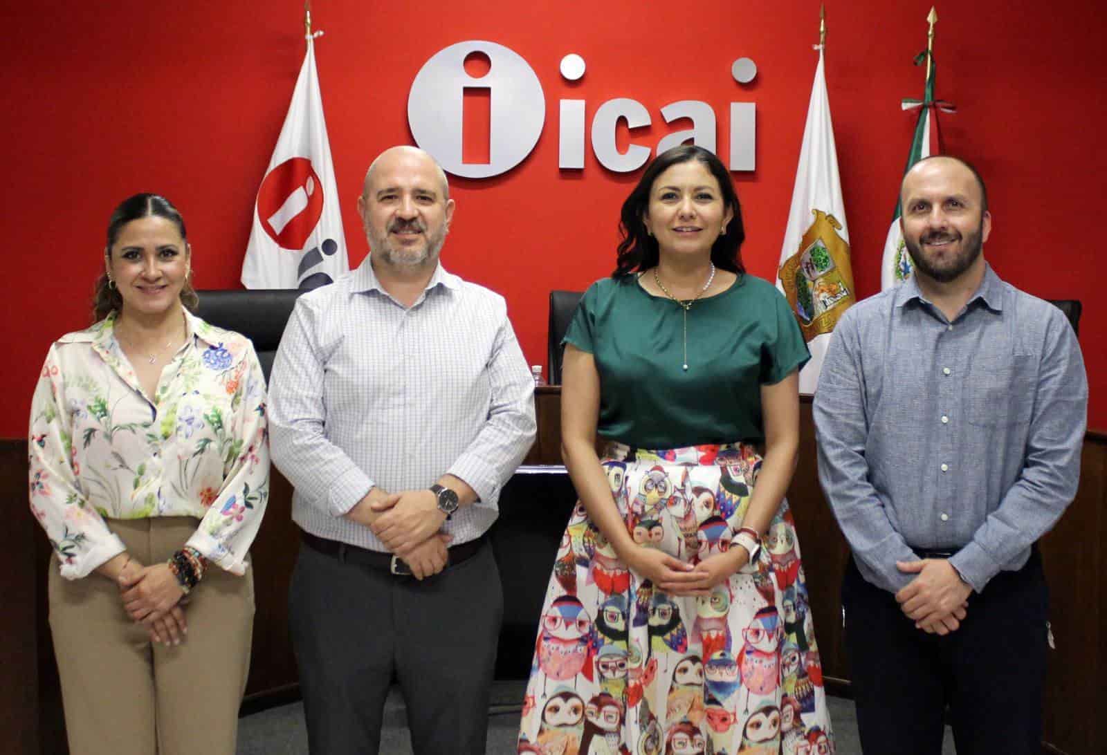 La Comisionada Presidenta, Dulce María Fuentes Mancillas, presentó a todas y a todos los trabajadores del ICAI, al Maestro Carlos Antonio Franco Flores.