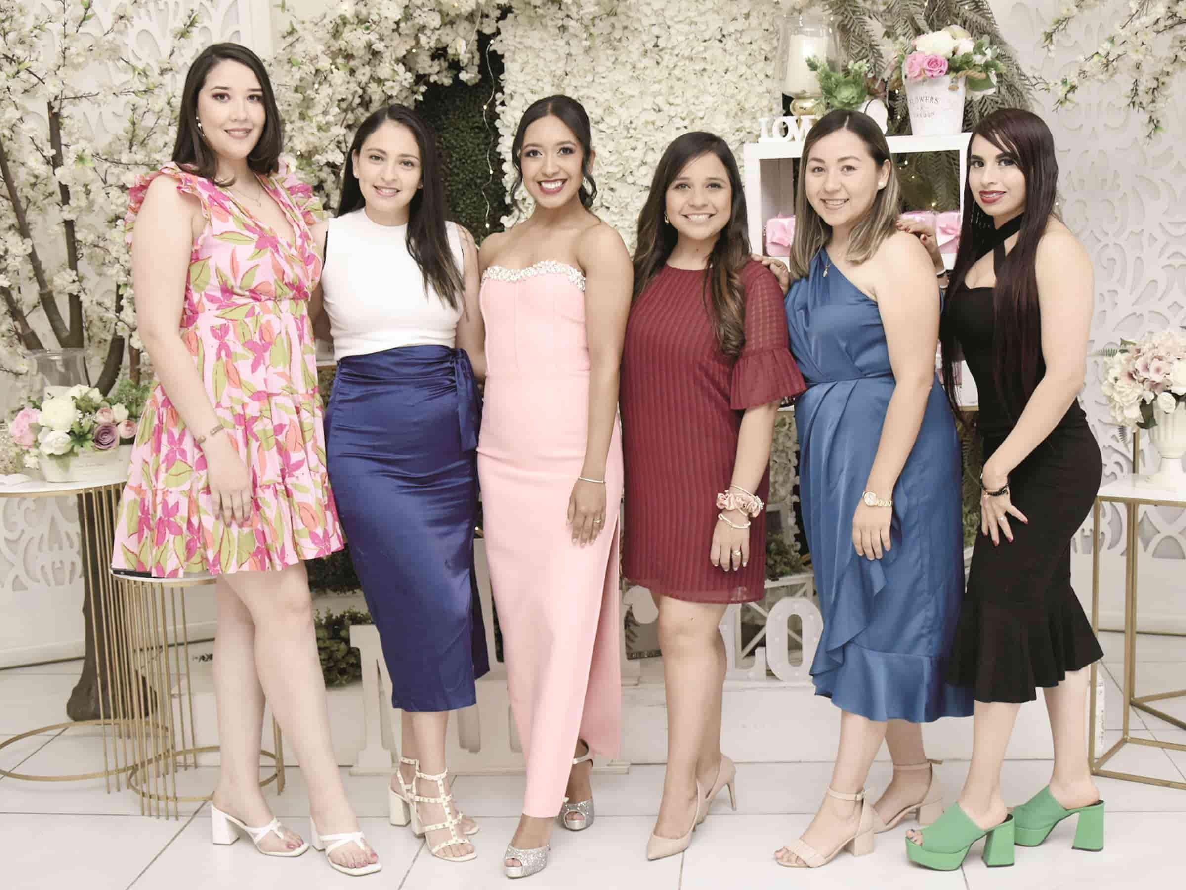 Sus amigas no faltaron.
