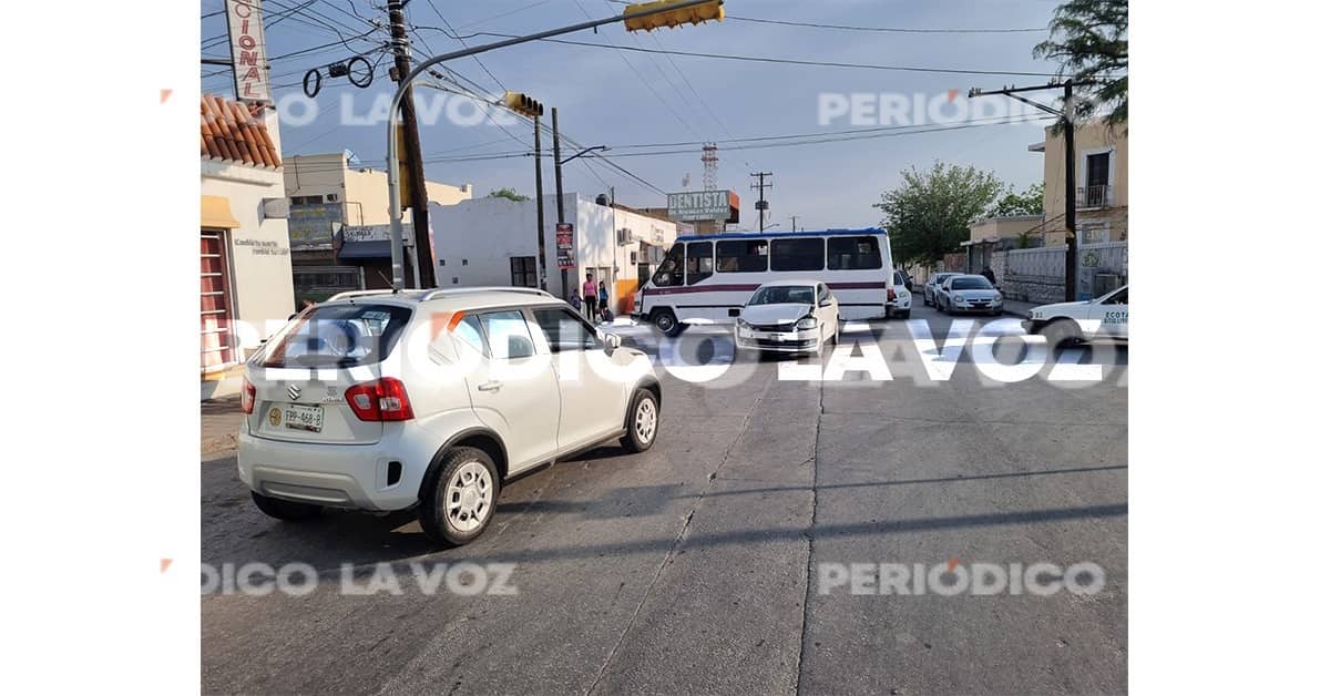 Tras el impacto del Vento, el Suzuki quedó varado en sentido contrario sobre la calle Juárez.