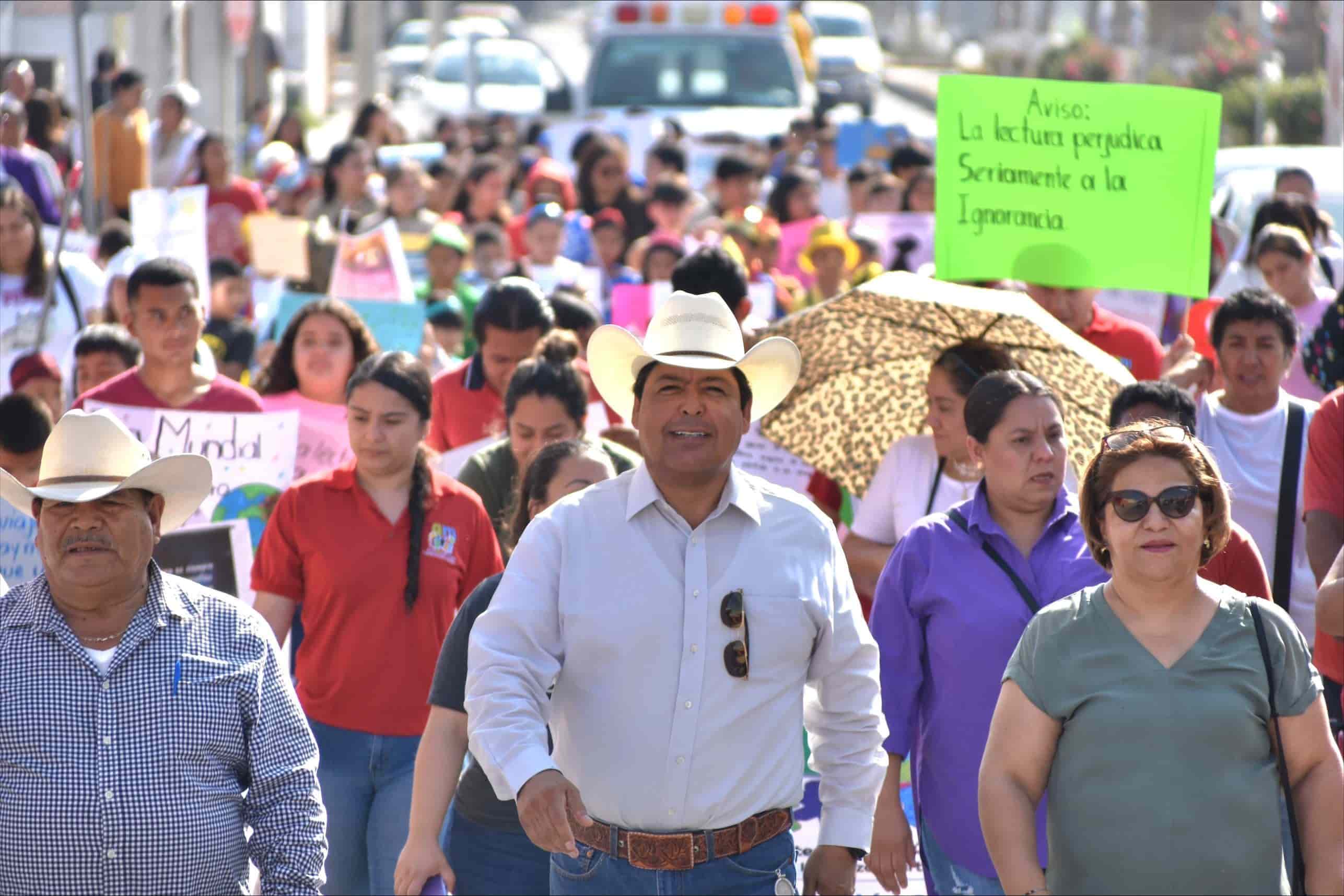 El alcalde Beto Villarreal acompañó a los niños de Cuatro Ciénegas al desfile por el Día Internacional del Libro.