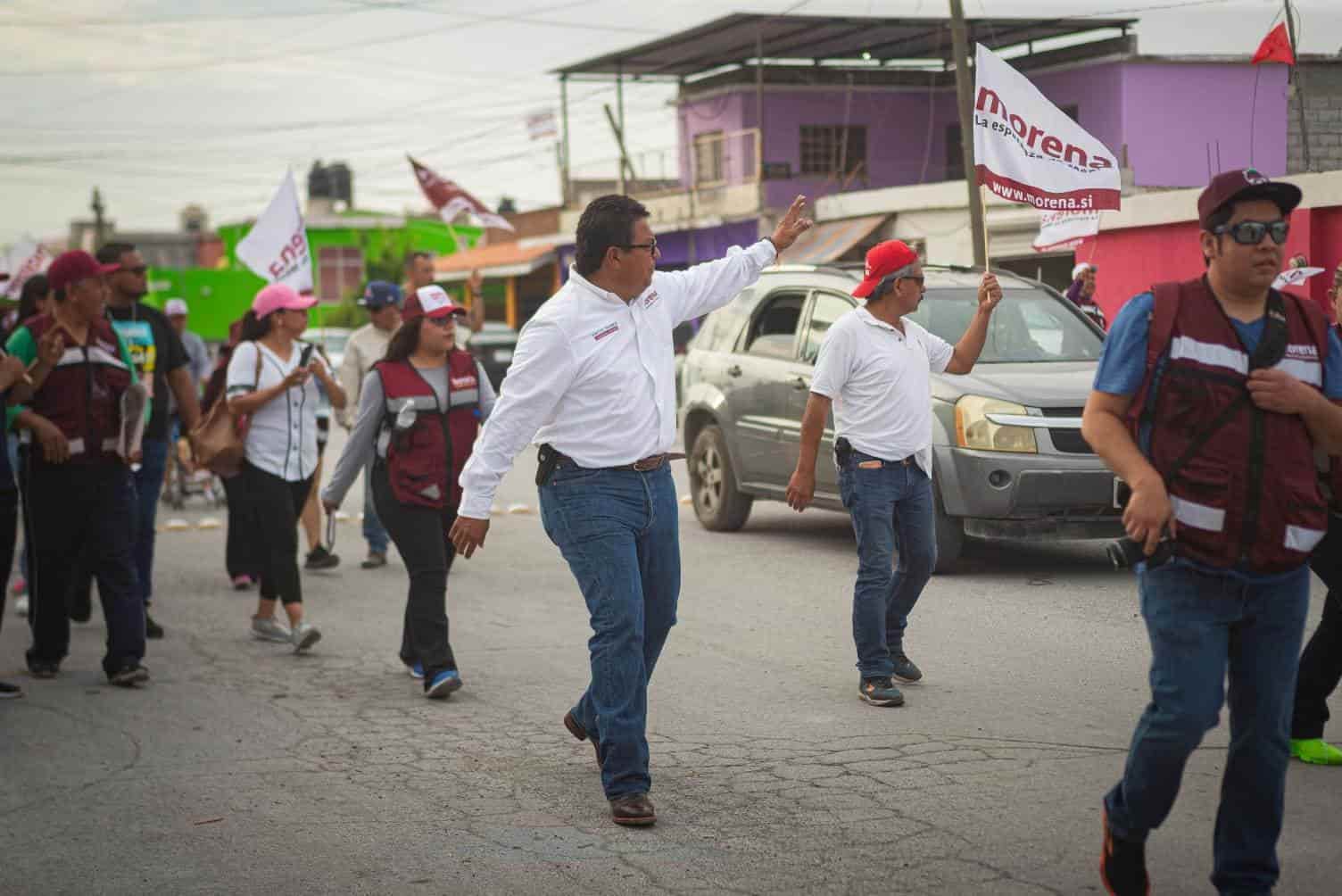 Sin parar, el candidato de MORENA a la alcaldía de Frontera, Roberto Piña Amaya recorrió las calles de la colonia Elsa Hernández.