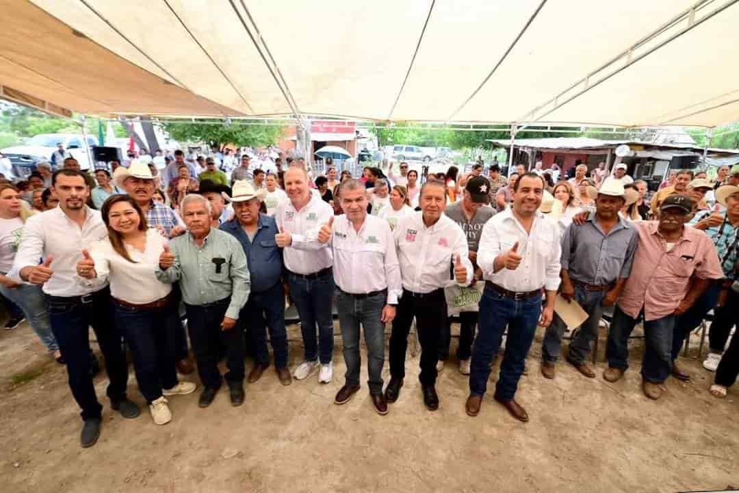 Los candidatos del PRI-PRD-UDC llegaron juntos para ver a los habitantes de la Villa de San Juan de Sabinas.