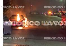 Incendian auto en pleno Centro