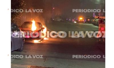 Incendian auto en pleno Centro