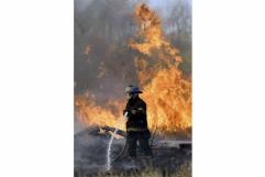 Destacan bomberos en combate de incendios