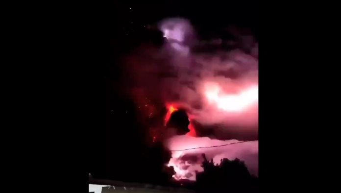 Así se vio la erupción del volcán Ruang en Indonesia