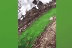 Rio en Rusia se tiñe de color verde toxico; Creen que fue una descarga industrial