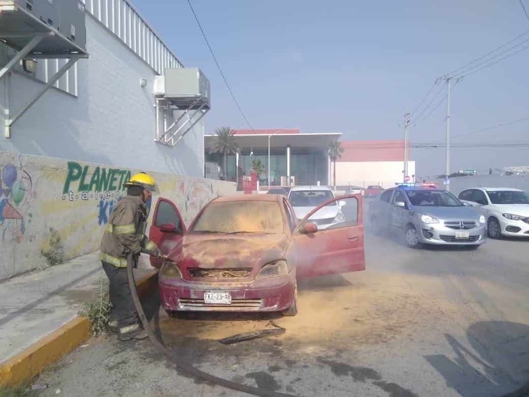 El incendio se registró por un corto en el área del motor.