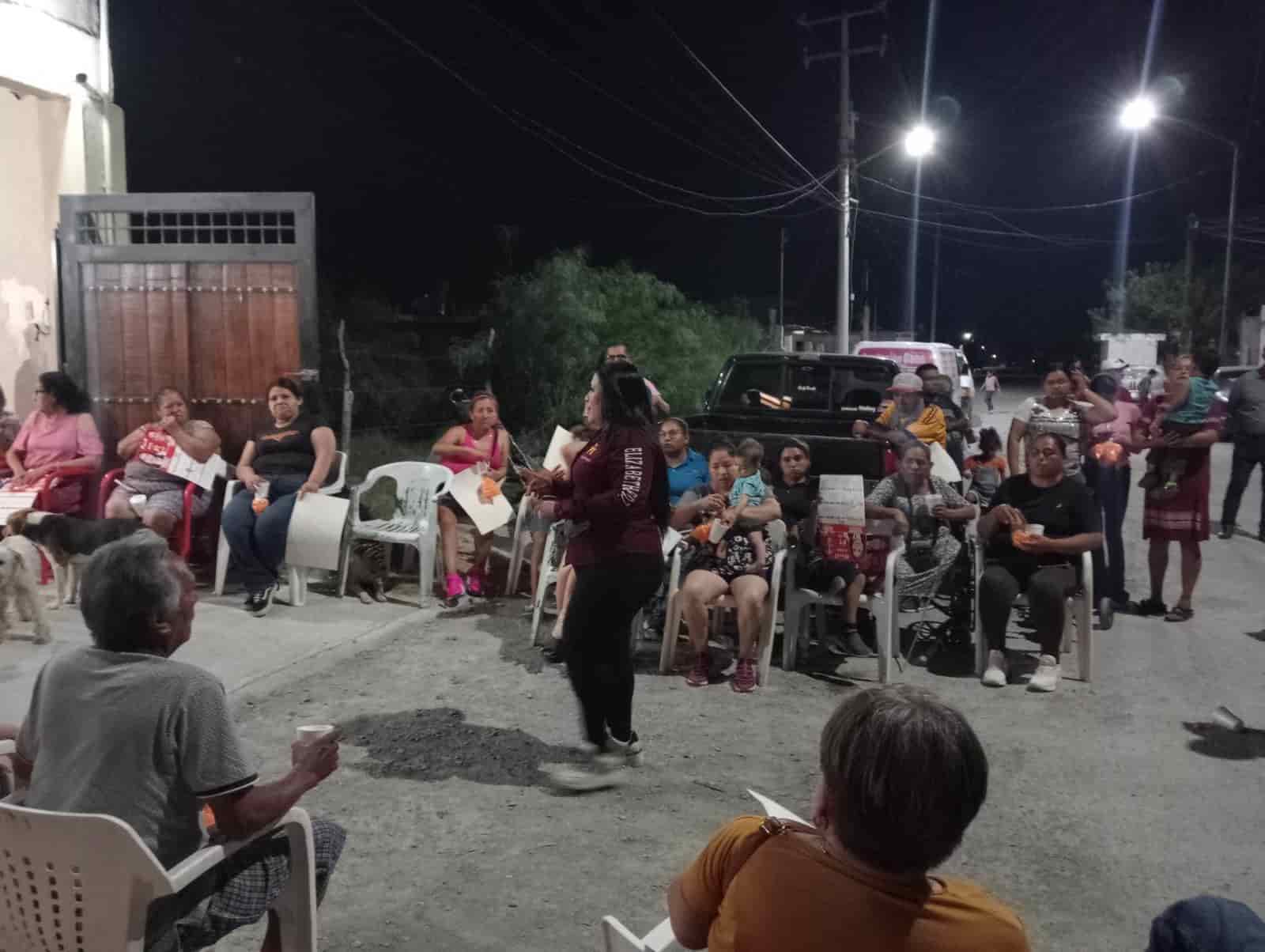 La candidata Elizabeth Fernández charló con vecinos de la Colonia San Antonio.
