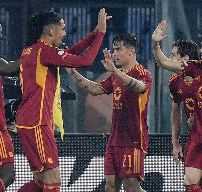 Roma sobrevivió con 10 hombres ante el AC Milán.