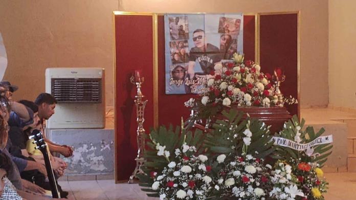 Deudos de caídos en "El Pinabete"; Encuentran consuelo en despedida a mineros Deudos de caídos en "El Pinabete"; Encuentran consuelo en despedida a mineros