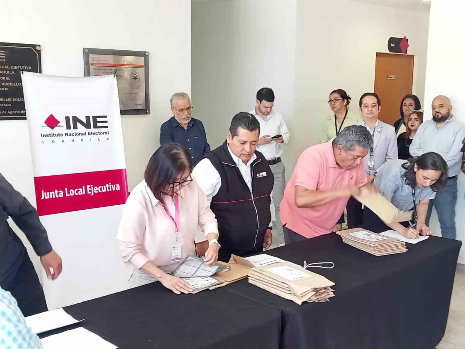 El Secretario Ejecutivo del IEC, Gerardo Blanco Guerra, llevó a cabo la entrega de la documentación necesaria en la sede de la Junta Local Ejecutiva del INE.