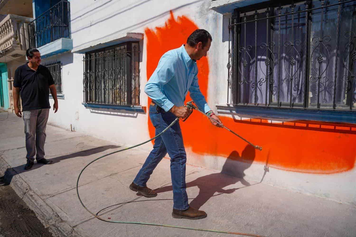 El alcalde Chema Morales Padilla supervisó la colocación de pintura en fachadas.