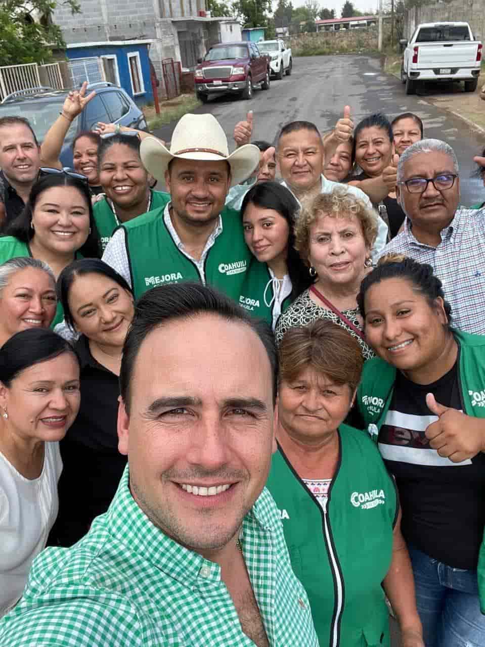 Supervisa Manolo obras en Múzquiz