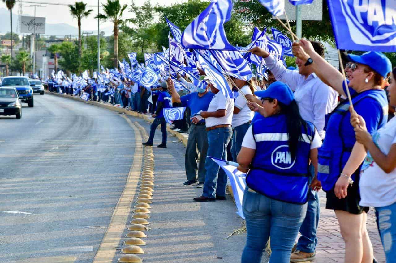 El cruce de bulevares Pape y Madero fue escenario de una manifestación masiva de simpatizantes panistas que respaldaron al Dr. Mario Dávila Delgado con la pega de calcas en vehículos.