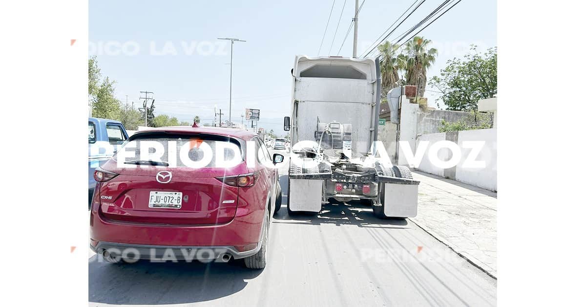El trailero le dio un recargón a la camioneta cerrada.