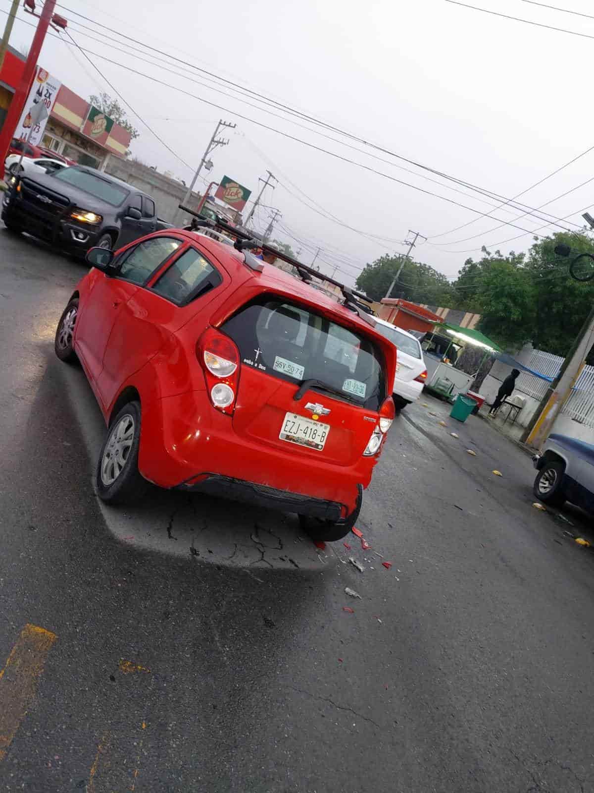 El Spark resultó con daños en la parte trasera.