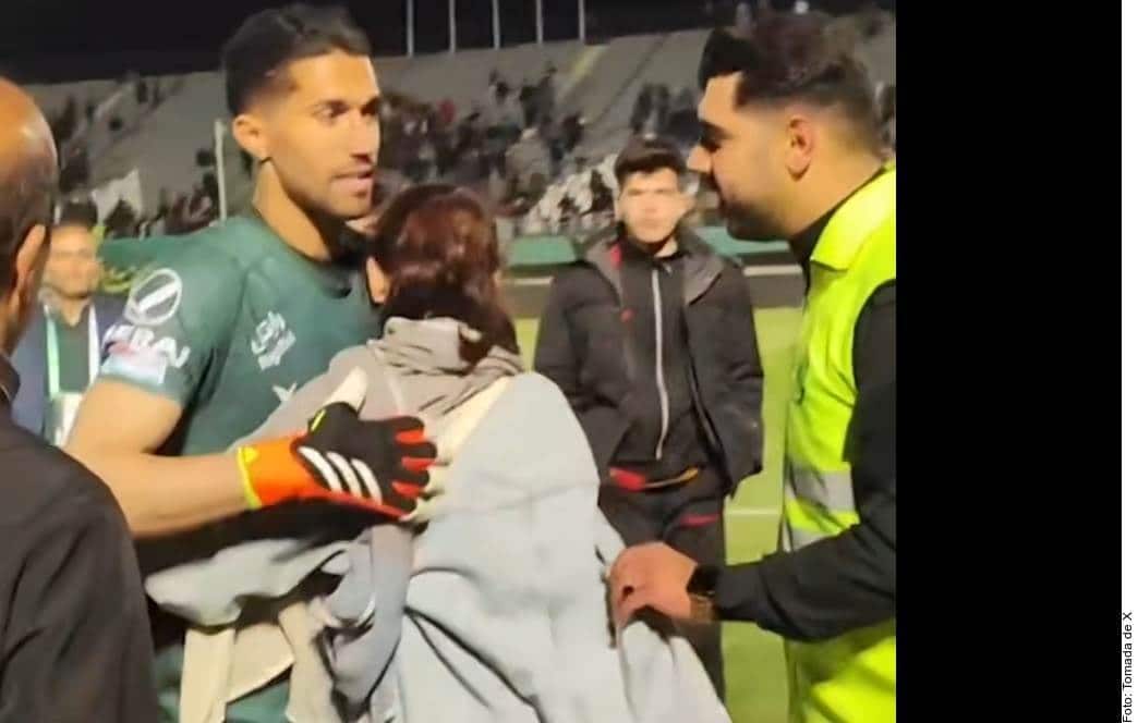 Suspenden y multan a portero iraní... por abrazar a fan 