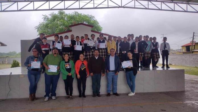 Otorgan reconocimiento a alumna destacada en OCI