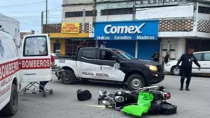 Embisten a pareja que circulaba en moto 