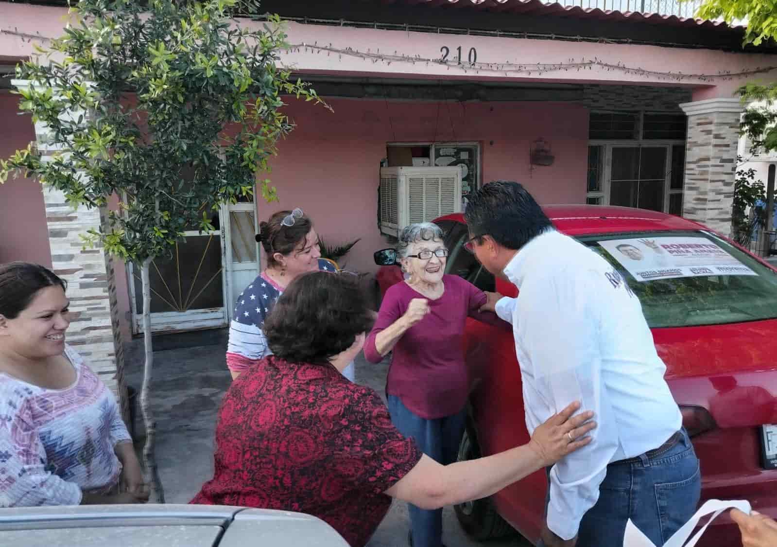 El candidato de MORENA, Roberto Piña recorrió este martes las calles de la colonia La Sierrita.