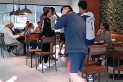 Explota audífono a joven mientras bebía café en Starbucks de Puebla