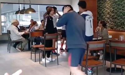 Explota audífono a joven mientras bebía café en Starbucks de Puebla