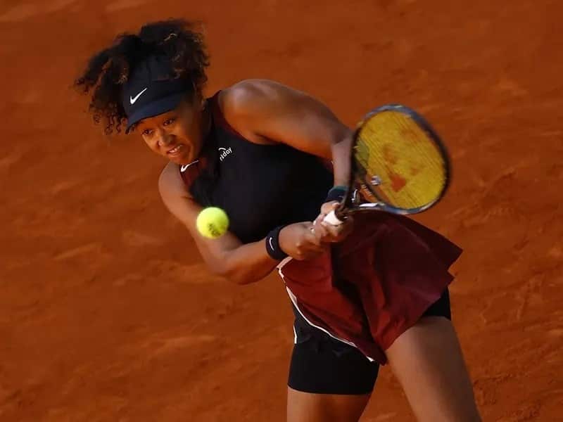 Naomi Osaka volvió a la victoria en tierra batida.