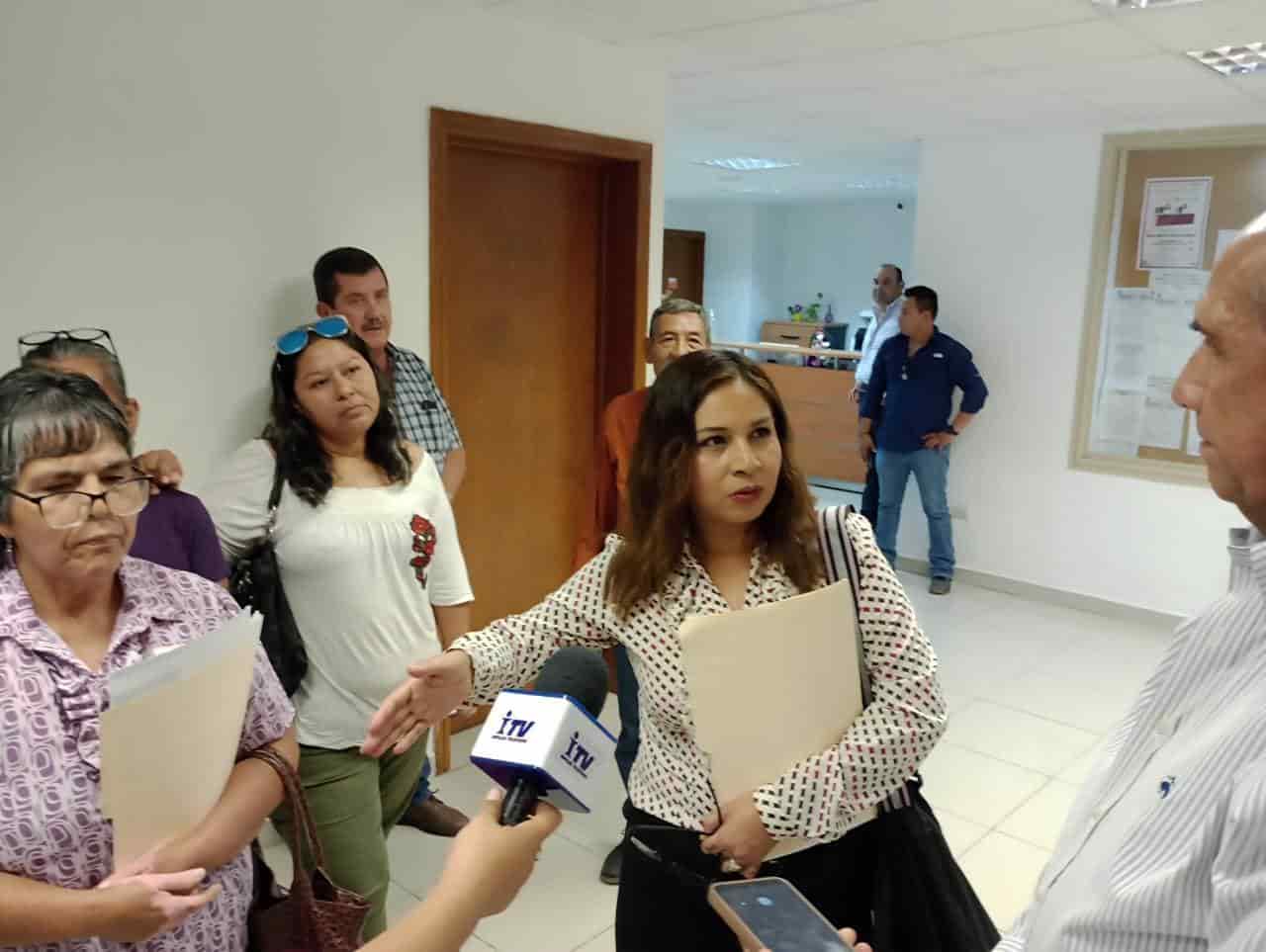 Vecinos de la Colonia Héroes del 47 que quieren recuperar el pedazo invadido de la Avenida Suzanne Lou Pape se reunieron ayer con el Alcalde.