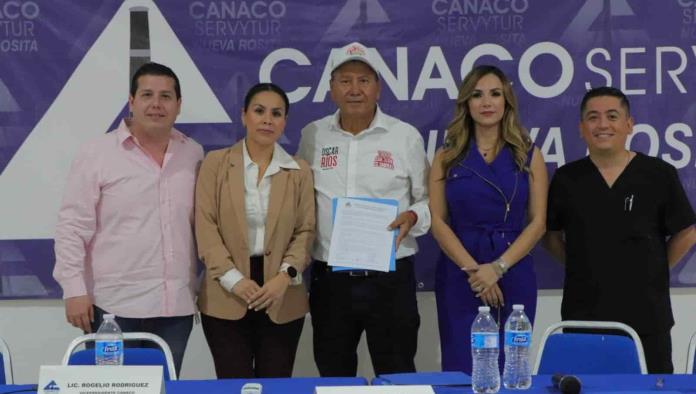 Firma Oscar Ríos compromisos con comerciantes