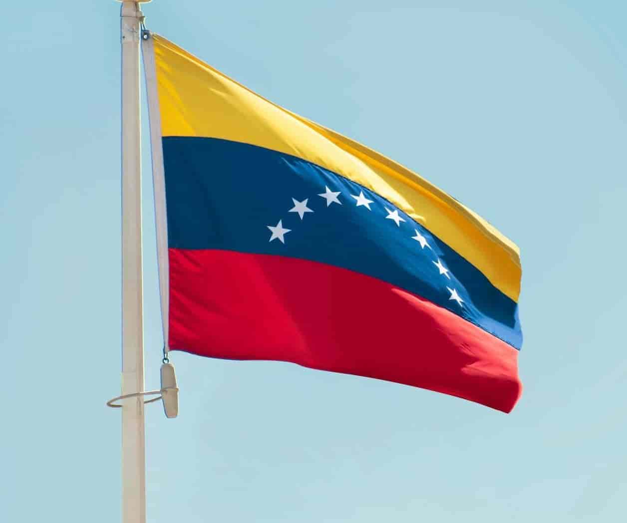 Foto de aboodi vesakaran: https://www.pexels.com/es-es/foto/bandera-naturaleza-muerta-venezuela-saludando-13966906/