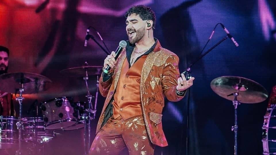 Fan hace tocamientos indebidos a vocalista de Banda El Recodo
