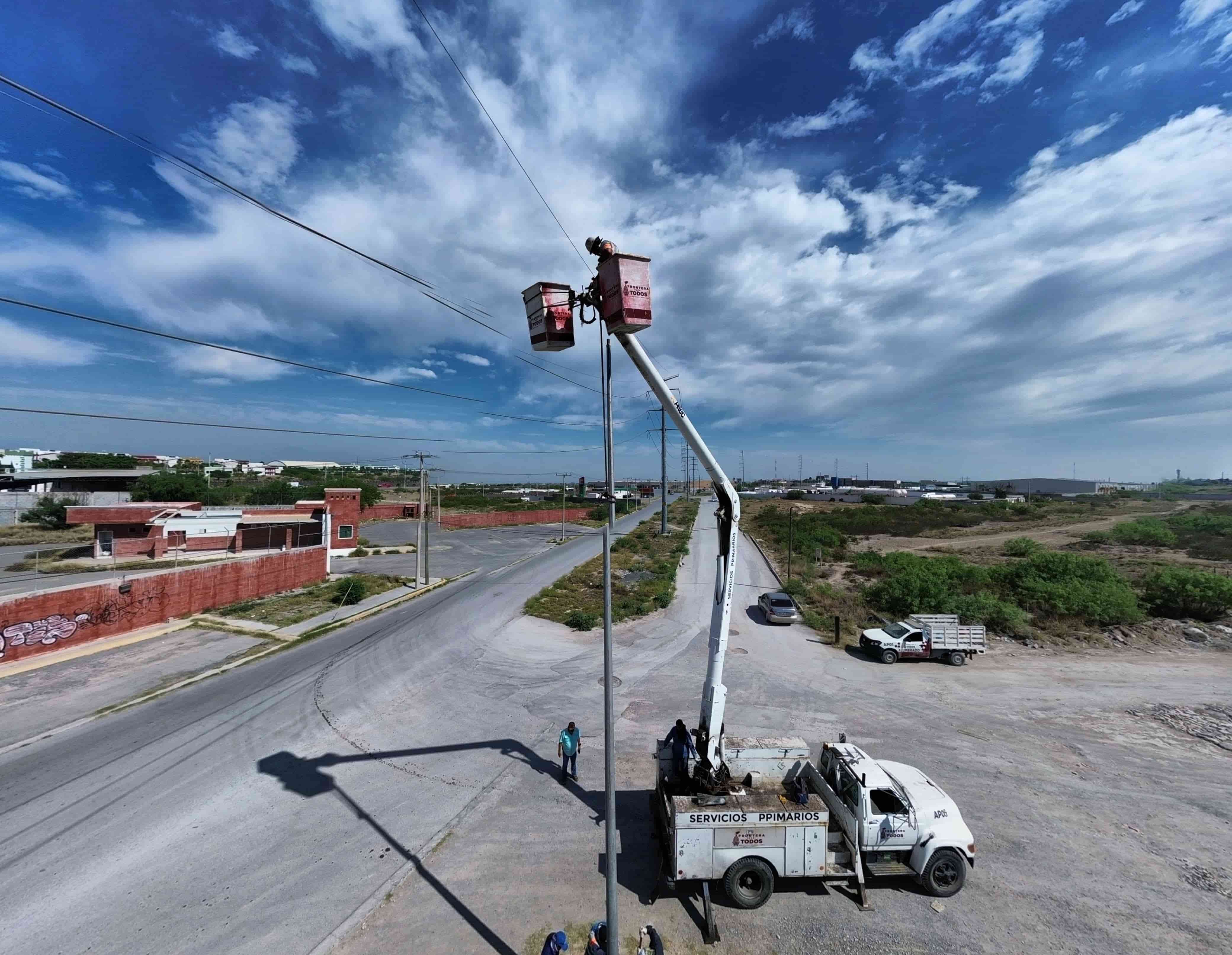 Luego de años de estar en penumbras, la Avenida Industrial será iluminada, lo que dará mayor seguridad a estudiantes, trabajadores y automovilistas en general.