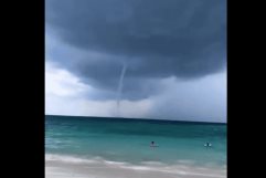 Captan enorme tromba en playas de Quintana Roo
