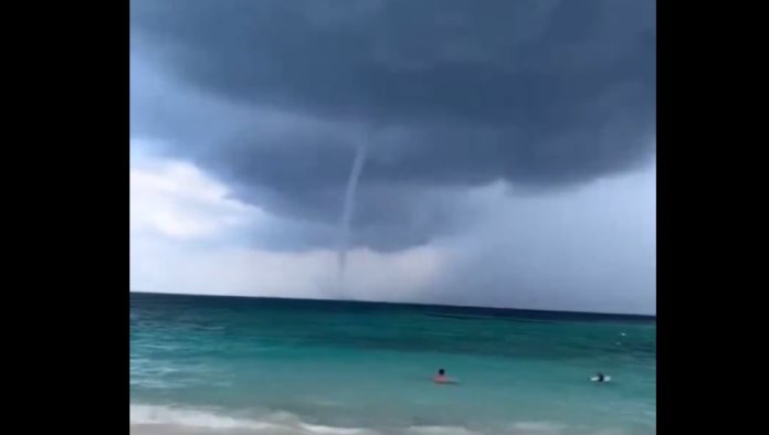Captan enorme tromba en playas de Quintana Roo