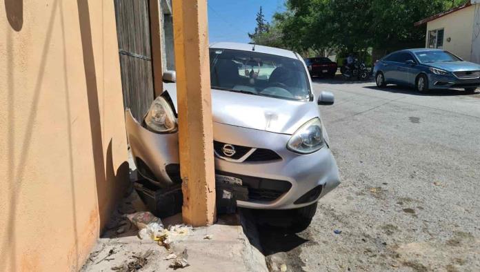 Choca Policía auto estacionado