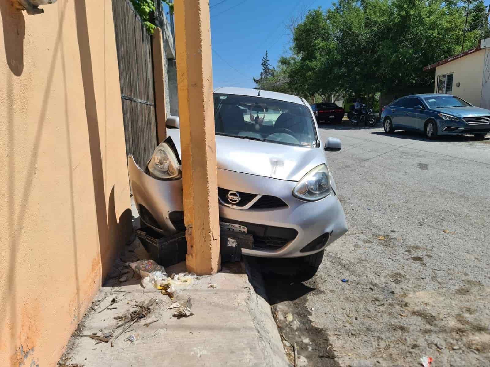 Choca Policía auto estacionado