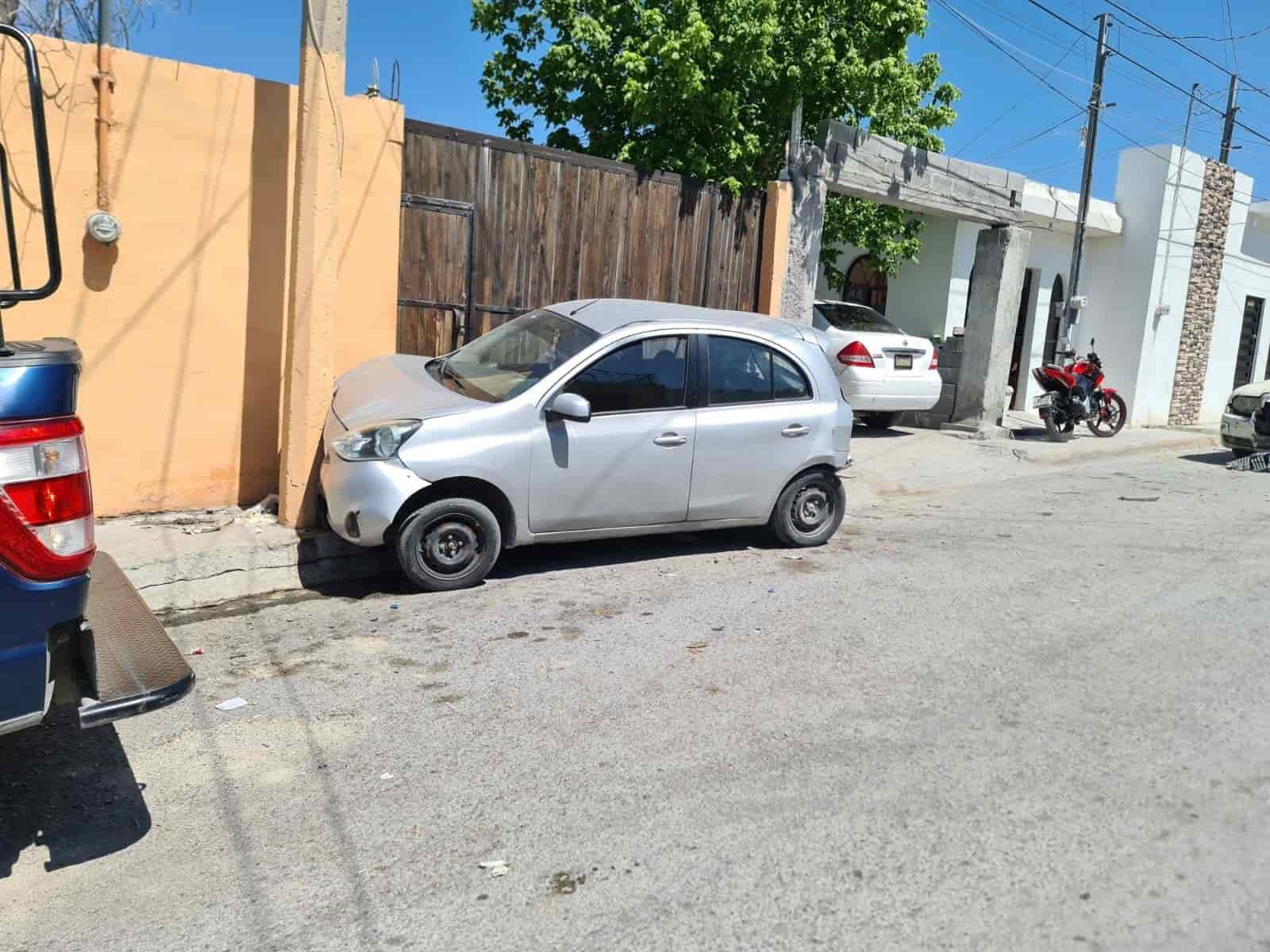 Choca Policía auto estacionado