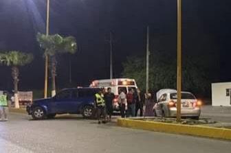 Invade carril y provoca choque