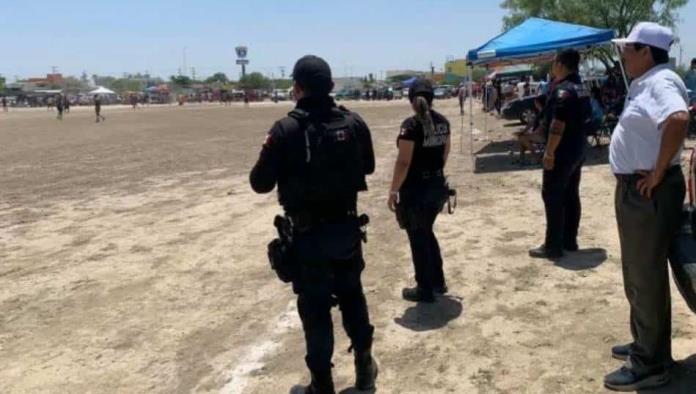 Rodea la policía campo deportivo