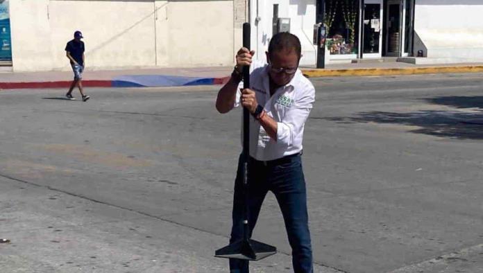 Candidato del PVEM inicia campaña bacheando las calles de Monclova