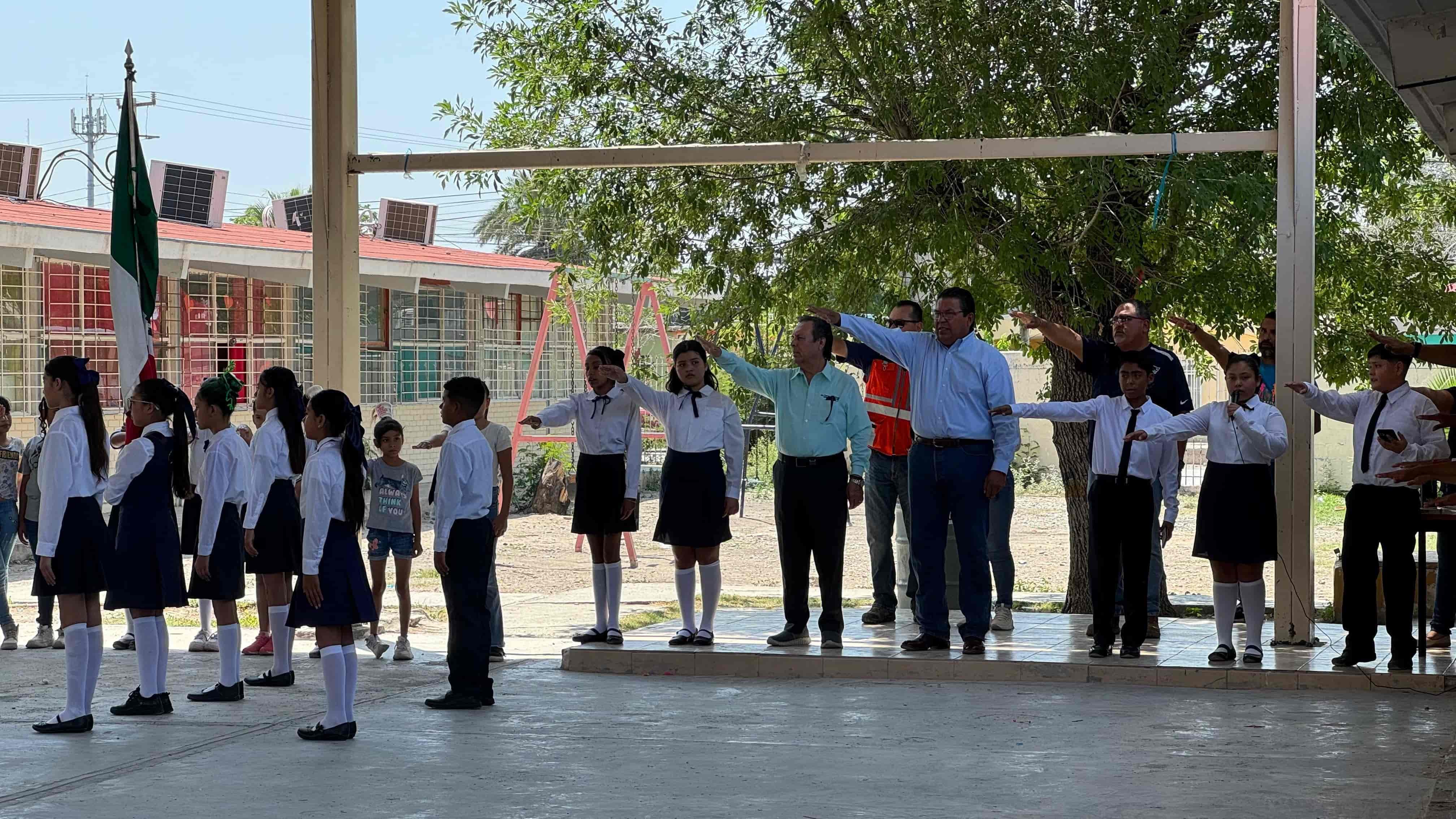 El alcalde Roberto Piña encabezó la ceremonia del Lunes Cívico en la escuela primaria Américas Unidas.