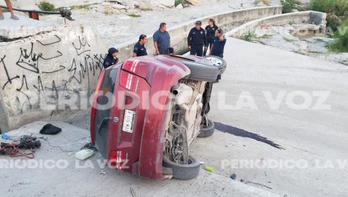 Trata de Atropellar a Motociclista, Cae al Vado y se Da a la Fuga