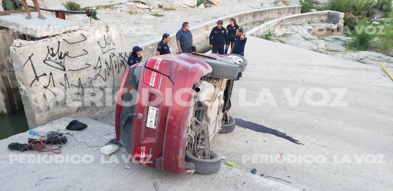 Trata de Atropellar a Motociclista, Cae al Vado y se Da a la Fuga