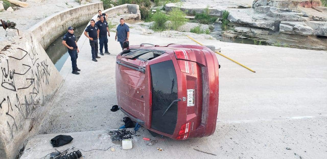 Trata de Atropellar a Motociclista, Cae al Vado y se Da a la Fuga