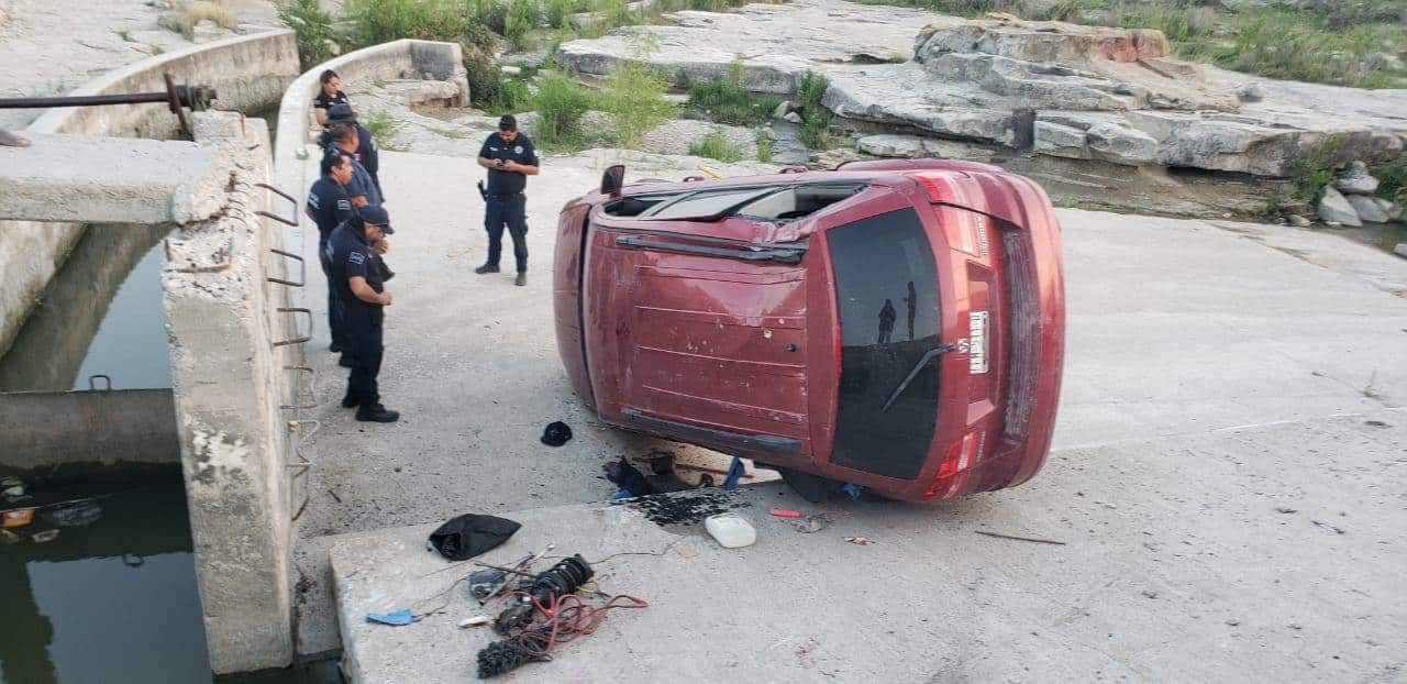 Trata de Atropellar a Motociclista, Cae al Vado y se Da a la Fuga