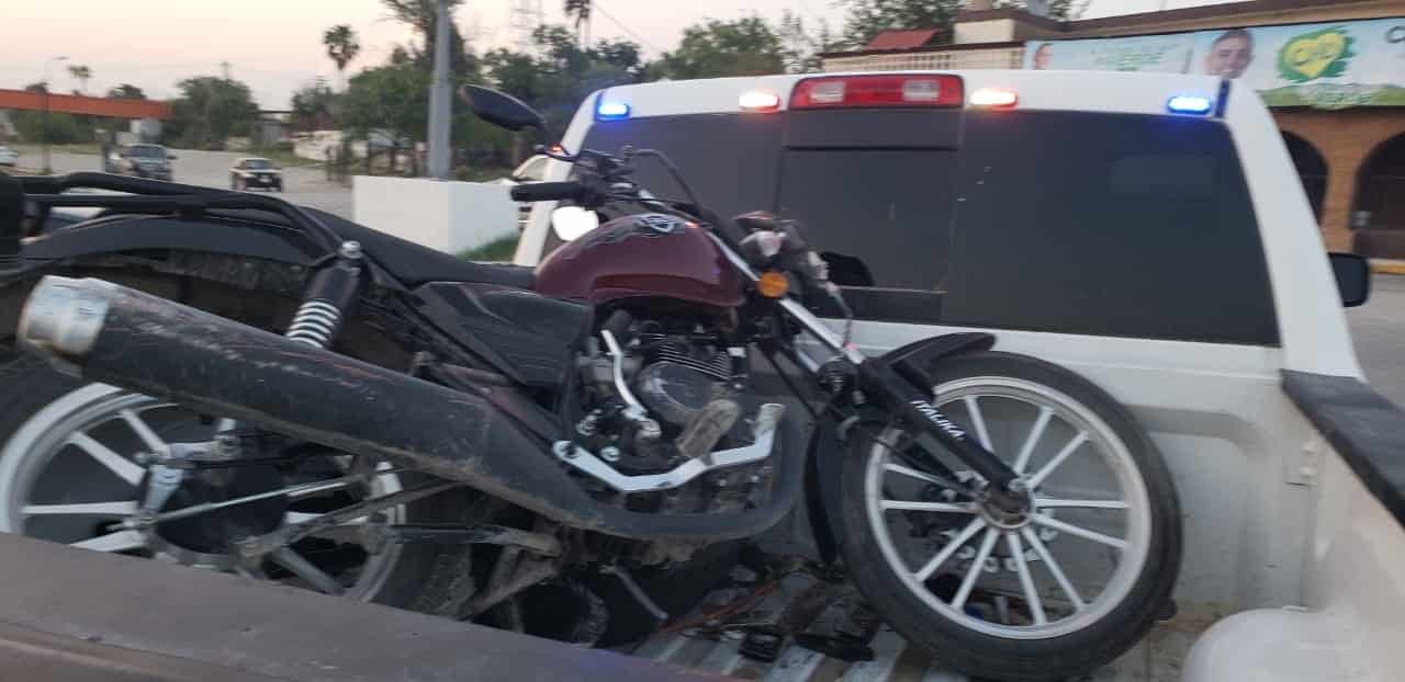 Trata de Atropellar a Motociclista, Cae al Vado y se Da a la Fuga