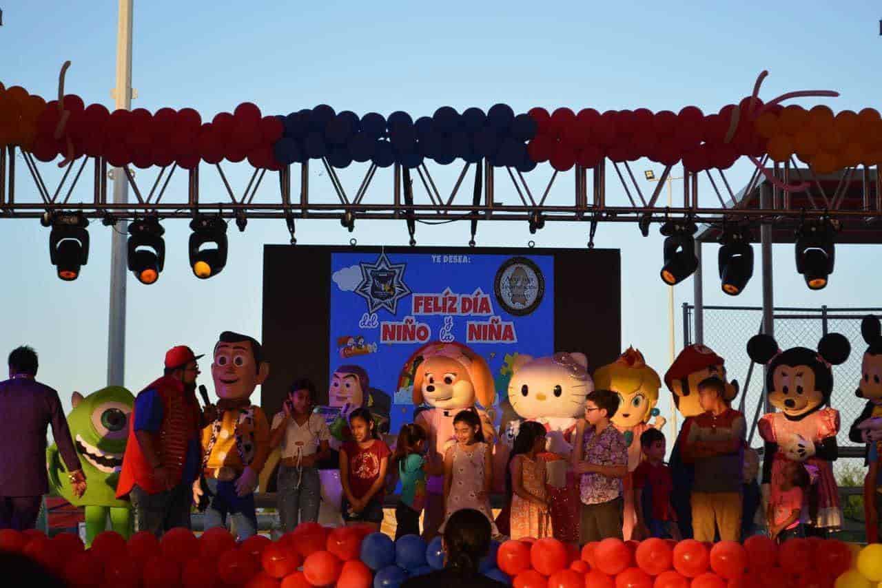 Festeja Policía Estatal a niñas y niños en Piedras Negras