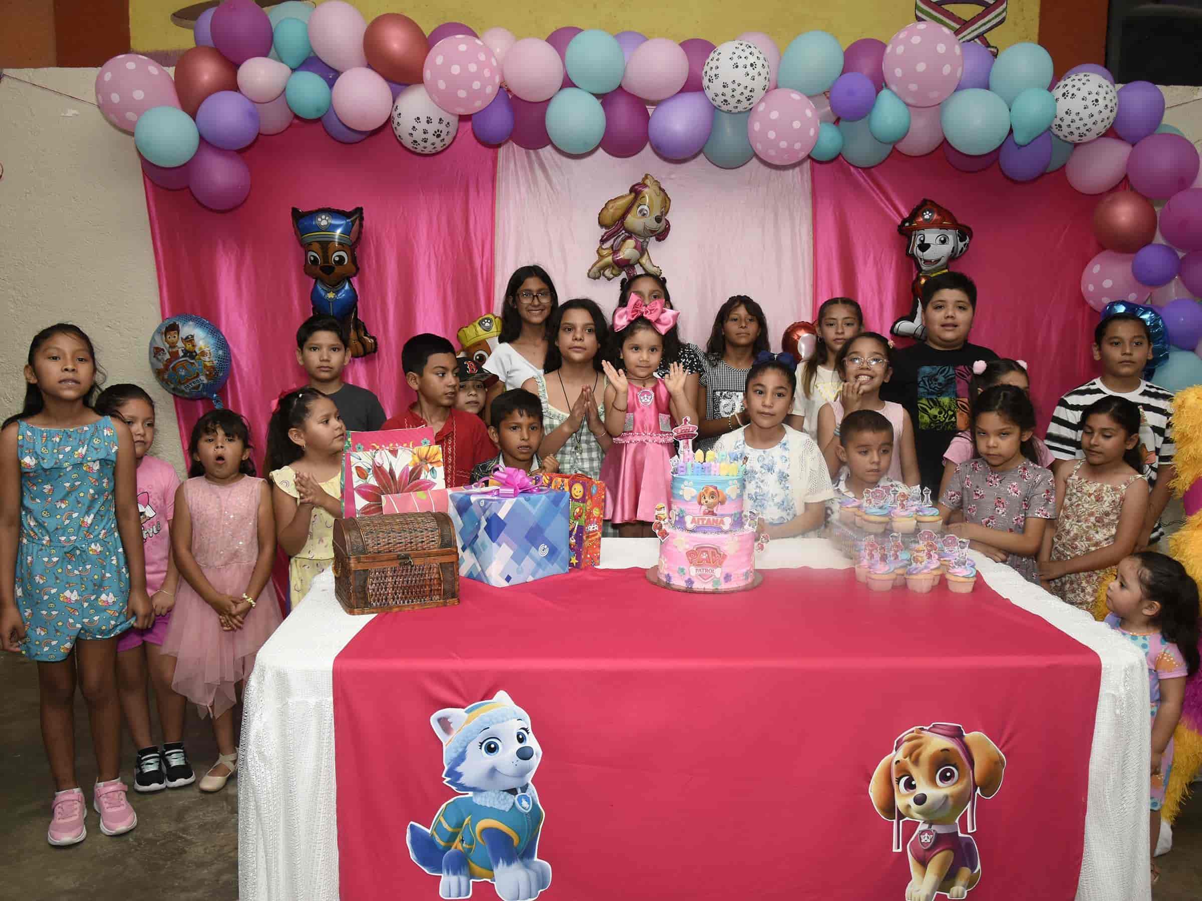 Sus amiguitos le acompañaron en su fiesta.