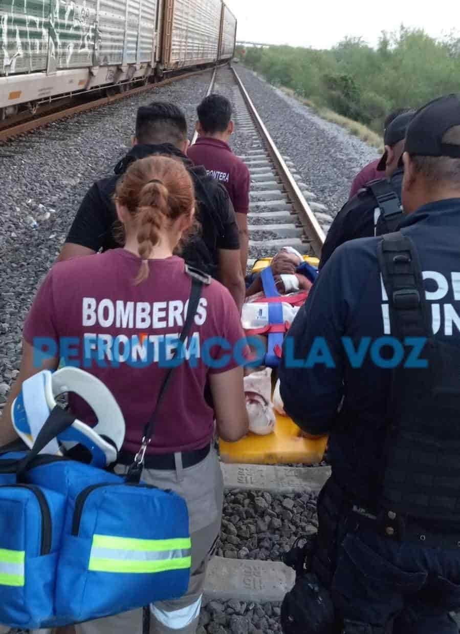 Sigue con vida joven que cayó del tren y le amputo las piernas.